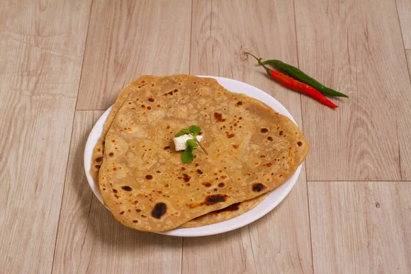 Popüler kahvaltı tabağı Parotta veya Paratha, Hindistan 'da seramik tabakta veya tabakta servis edilen Maida unundan yapılan katmanlı bir düz ekmektir..