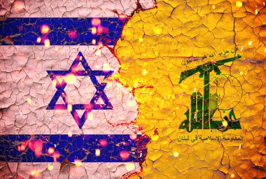 İsrail ve Hizbullah bayrakları çatlamış beton duvarın üzerine boyanmış. Ve arkasında lav akıntıları var. İsrail, Hizbullah Savaşı 'na karşı..