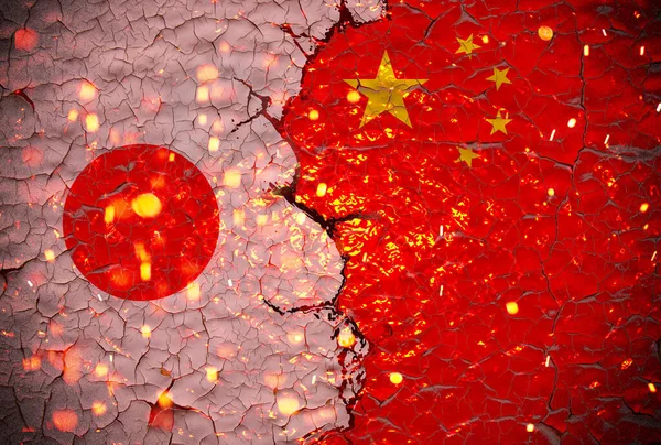 Grunge Japonya, Çin 'e karşı ulusal bayrak deseni. Kırık duvar arka planında izole edilmiş, soyut uluslararası siyasi ilişki. Anlaşmazlıklar konsept dokusu duvar kağıdı..