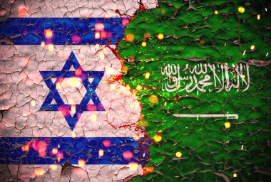 Grunge Israel, Suudi Arabistan 'a karşı. Kırık duvar arka planında izole edilmiş ulusal bayrak deseni, soyut uluslararası siyasi ilişki..