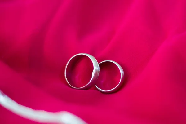 Two Platinum Engagement Wedding Rings Isolated Pink Background Symbol Marriage — Stock fotografie