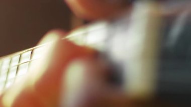 Gitar çalıyorum. Elektro gitar tıngırdatıyorum. Bir müzisyen müzik çalar..
