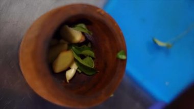 Hint yemeği pişirmek için bir malzeme hazırlayan köri yaprakları, zencefil ve sarımsak, sığ alan derinliğini seçin. Doğal bulanıklık ve sallanan kamera..