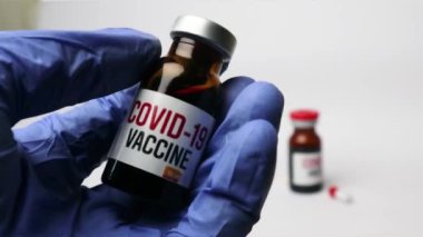 Coronavirus aşısı kavramı doktor aşı kavanozunun elinde. Aşı Coronavirus 'a karşı savaş kavramı.