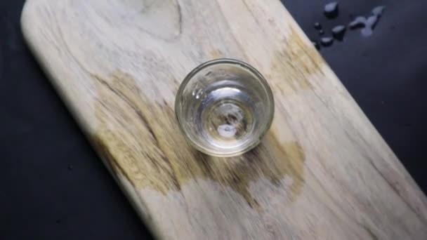 Drinken in het glas gieten. — Stockvideo