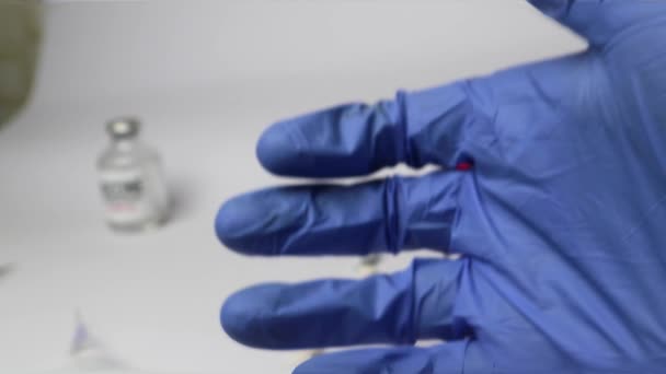 Koncepcja szczepionki koronawirusowej w ręku słoika ze szczepionką dla lekarzy. Koncepcja szczepionki przeciwko koronawirusowi. — Wideo stockowe