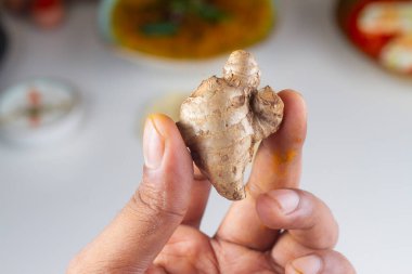 Elde zencefil hafif arkaplanda izole.