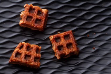 Çikolatalı gevrek waffle parçaları siyah arkaplanda