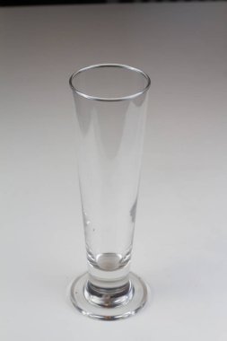 Boş bardak. beyaz arkaplanda izole edilmiş