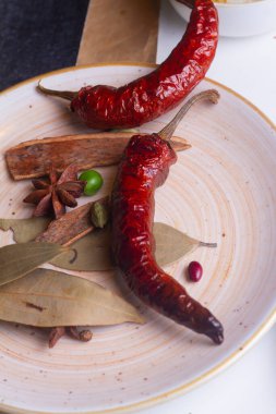 Kırmızı kırmızı biber, arka planda izole edilmiş. Hint baharatları.