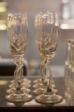 Restoranın doğal ışıklarıyla boş bardakları kapatın. seçici odak ve bulanık arkaplan.