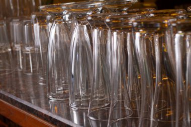 Restoranın doğal ışıklarıyla boş bardakları kapatın. seçici odak ve bulanık arkaplan.