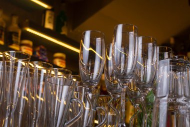 Restoranın doğal ışıklarıyla boş bardakları kapatın. seçici odak ve bulanık arkaplan.