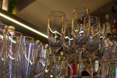 Restoranın doğal ışıklarıyla boş bardakları kapatın. seçici odak ve bulanık arkaplan.