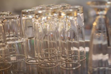 Restoranın doğal ışıklarıyla boş bardakları kapatın. seçici odak ve bulanık arkaplan.