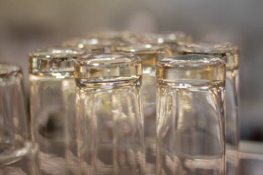 Restoranın doğal ışıklarıyla boş bardakları kapatın. seçici odak ve bulanık arkaplan.