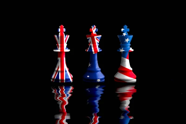 Avustralya ve Büyük Britanya bayrakları satranç kralı.aukus savunma anlaşmasının üzerine boyandı..
