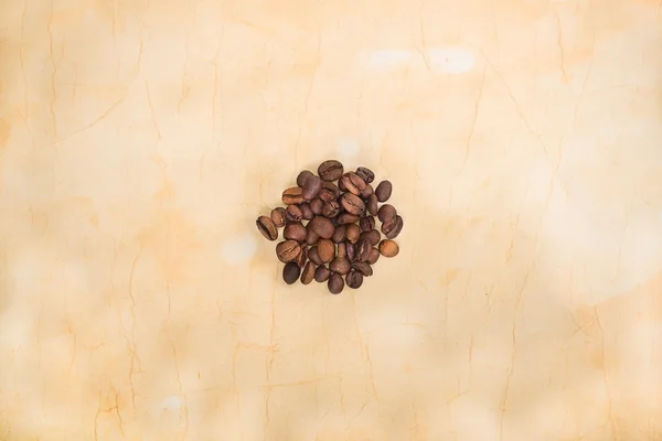 Koffiebonen op oud papier — Stockfoto