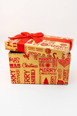 Beyaz arka planda kırmızı fiyonklu kağıt noel hediyesi kutusu..