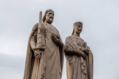 Veszprem, Macaristan - 10 Ekim 2020: Kral I. Stephen ve Kraliçe Gisela 'nın Castle Hill' deki heykeli