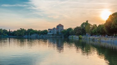 Arka planda Tata, Macaristan 'daki Eski Göl ve Tata Kalesi manzarası.