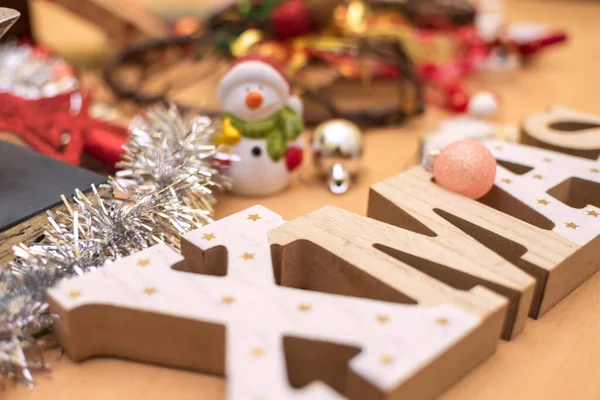 Weihnachtskomposition Geschenke Kugeln Sterne Tannenzweige Rote Dekorationen Auf Holzgrund Weihnachten — Stockfoto