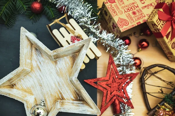 Julens Sammansättning Gåvor Sfärer Stjärnor Gran Grenar Röda Dekorationer Trä — Stockfoto