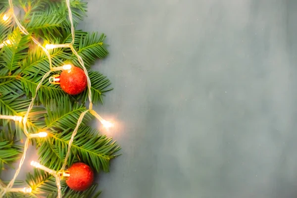 Weihnachten Hintergrund Mit Tanne Roten Kugeln Und Lichterkette Draufsicht Mit — Stockfoto