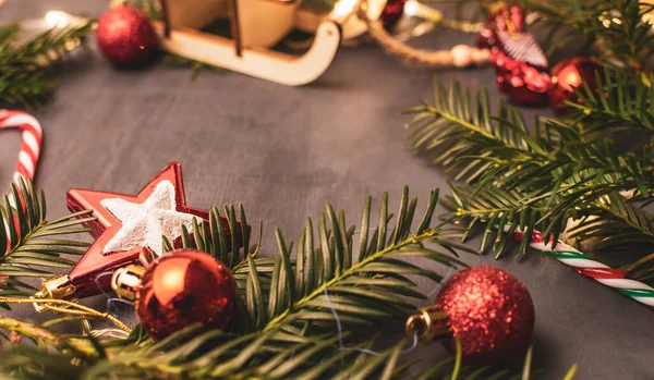 Weihnachtskomposition Geschenke Kugeln Sterne Tannenzweige Rote Dekorationen Auf Holzgrund Weihnachten — Stockfoto