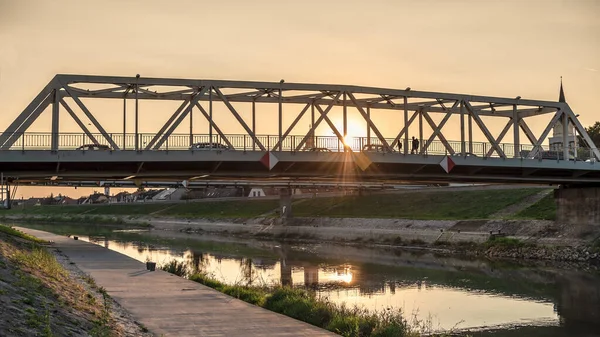 ハンガリーのゴールにあるペトフィ橋で川の上の夕日 — ストック写真