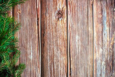 Tahta bir masanın üzerinde Noel çamı dalları. Tatil yılbaşı geçmişi. Metin veya tasarım için boşluk kopyala. Yukarıdan görüntüle.