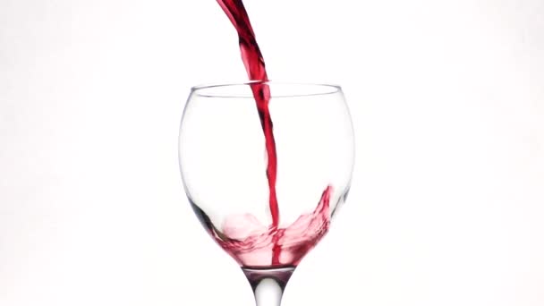 红酒或玫瑰酒倒入酒杯中 被白色背景隔离的特写镜头 — 图库视频影像