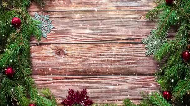 Decoración Navideña Sobre Mesa Madera Caída Copos Nieve Fondo Navideño — Vídeos de Stock