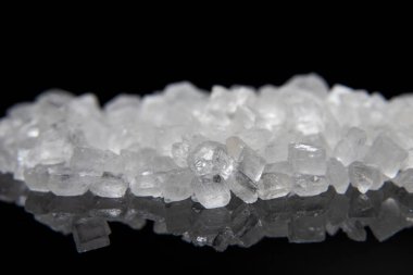 Siyah arkaplanda şeker deposu fotoğrafı