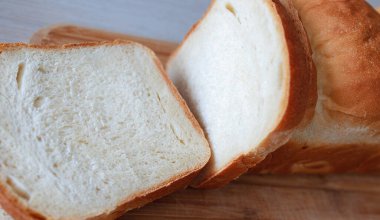 Japon sütlü Asya yemeği. Sandviç olarak dilimlenmiş ekmek, Qurantine sırasında evde pişirme.