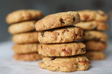 kahverengimsi; çıtır; gıdalar; grup; yatay; yığınlar; cezbedici; arka planlar; iyi; sağlıklı; tezgah; cezbedici; kahverengileştirilmiş; yüksek; uygunluk; izole edilmiş; yakut; altın; tatlılar; meyveler; lif; diyet; tahıl; kekler; cips; yulaf; yığın; yuvarlak;; 