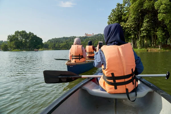 Drei Muslimische Frauen Paddeln Tagsüber Auf Dem See — Stockfoto