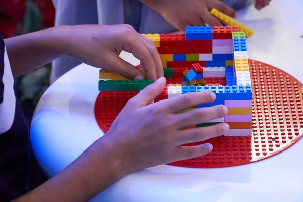 Primer Plano Mano Los Niños Jugando Con Varias Formas Ladrillos — Foto de Stock