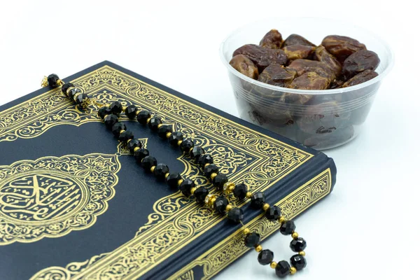 Coran Avec Des Perles Prière Des Dates Dans Récipient Plastique — Photo