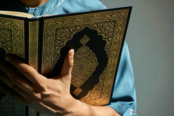 Homme Musulman Non Identifié Portant Une Chemise Bleue Lisant Coran — Photo