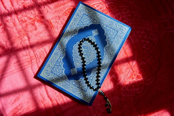 Perles Prière Sur Coran Sur Tapis Prière Rouge Avec Lumière — Photo