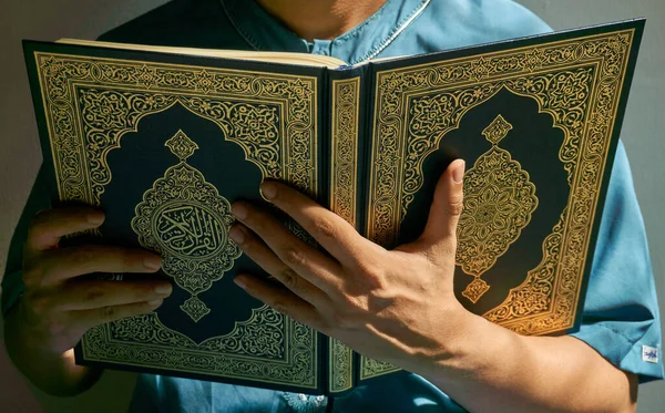 Unidentified Muslim Man Wearing Blue Shirt Reading Quran — Stock Photo, Image