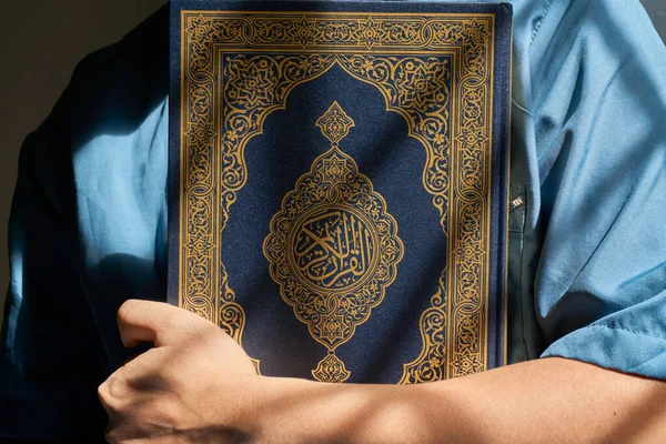 Moslim Aziatische Man Draagt Blauw Shirt Met Koran Buurt Van — Stockfoto