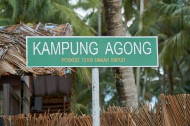 Kampung Agong 'un yeşil işareti, Penang, Malezya' daki turist bölgesi.