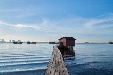 Penang, Malezya 'daki Tan Jetty' deki binaların gündüz manzarası.