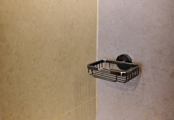 Otel odasındaki tuvaletin duvarında metal sabun tutacağı var.