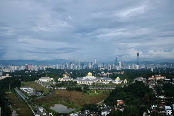 Kuala Lumpur üzerindeki Malezya Ulusal Sarayı 'nın bulutlu öğleden sonra silueti