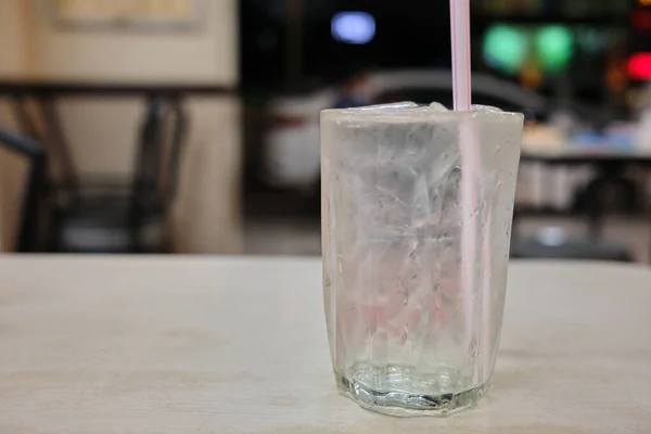 Selektiver Fokus Eines Glases Eiswasser Mit Stroh Restaurant — Stockfoto