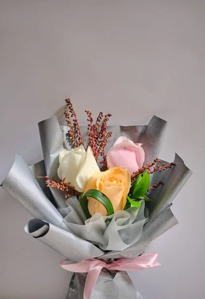 Μπουκέτο Λευκά Κίτρινα Και Ροζ Τριαντάφυλλα Γκρι Φόντο — Φωτογραφία Αρχείου