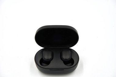 Şarj çantasındaki kablosuz kulaklıklar beyaz arkaplanda.